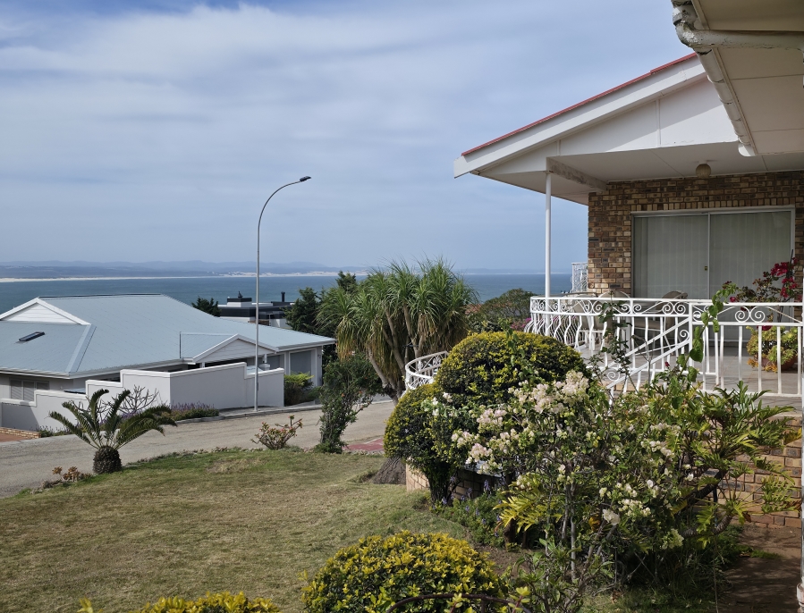 6 Bedroom Property for Sale in Wavecrest Eastern Cape